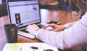 Desempregados em busca de oportunidade na internet