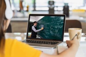 Como funciona o ensino híbrido