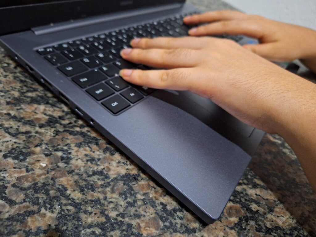 onde fica a tecla Shift no computador e no notebook