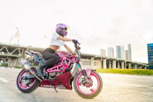 Como prender o cabelo longo dentro do capacete sem comprometer a sua segurança