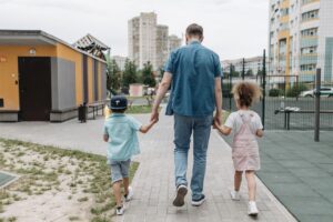 Sapato, bota ou tênis casual: qual calçado combina mais com a rotina do seu pai?